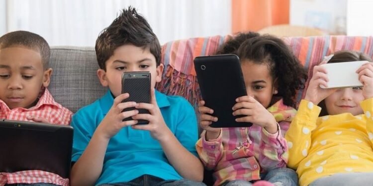 “اتصالات النواب” تبدأ جلسات لإعداد قانون تنظيم استخدام الأطفال للسوشيال ميديا