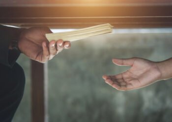 نظير مليون جنيه..إحالة مدير عام المجالس المحلية للمحاكمة بتهمة الرشوة 