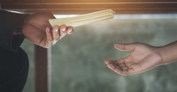 نظير مليون جنيه..إحالة مدير عام المجالس المحلية للمحاكمة بتهمة الرشوة 