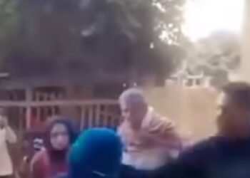 الأجهزة الأمنية تحقق في فيديو يظهر شابًا يعتدي على والدته