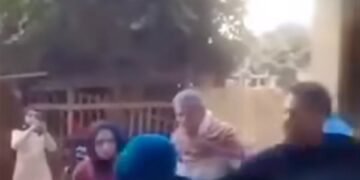 الأجهزة الأمنية تحقق في فيديو يظهر شابًا يعتدي على والدته