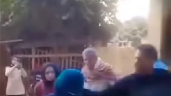 الأجهزة الأمنية تحقق في فيديو يظهر شابًا يعتدي على والدته