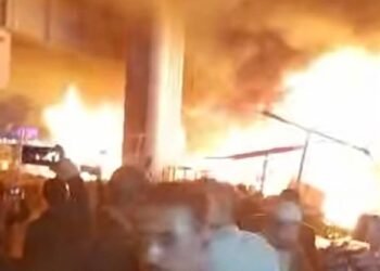 حريق هائل يلتهم عددا من المحلات أسفل كوبري المرج الجديدة