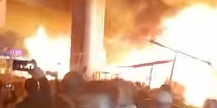 حريق هائل يلتهم عددا من المحلات أسفل كوبري المرج الجديدة