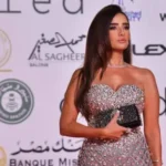 بعد سنوات من إخفائهم.. زينة تفاجئ الجمهور بصور أبنائها وشهادات نسبهم الشريف