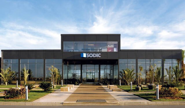 الأمن يفحص فيديو يظهر تعديًا على فرد أمن في كمبوند “سوديك”