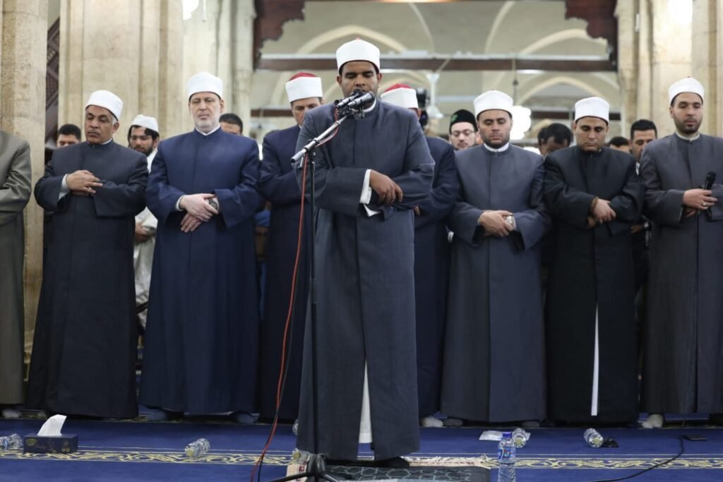 آلاف المصلين يؤدون صلاتي العشاء والتراويح في رابع ليالي رمضان بالجامع الأزهر