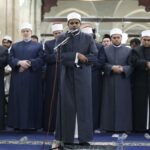 آلاف المصلين يؤدون صلاتي العشاء والتراويح في رابع ليالي رمضان بالجامع الأزهر