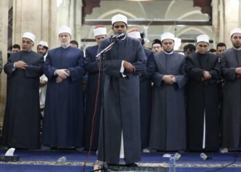 آلاف المصلين يؤدون صلاتي العشاء والتراويح في رابع ليالي رمضان بالجامع الأزهر