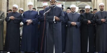 آلاف المصلين يؤدون صلاتي العشاء والتراويح في رابع ليالي رمضان بالجامع الأزهر