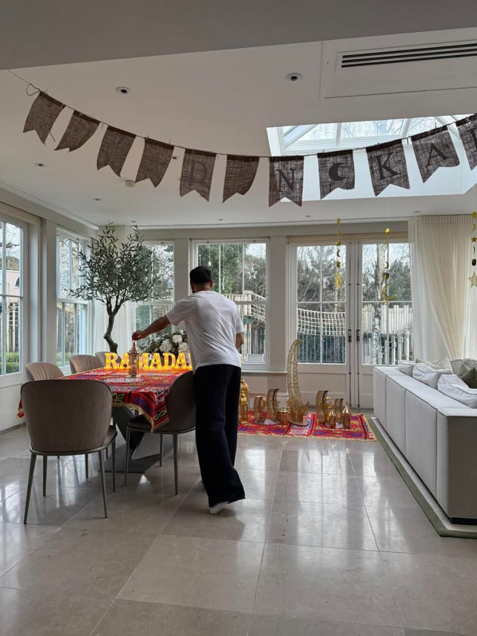 محمد صلاح يهنئ الجمهور بـ”رمضان كريم” من منزله في إنجلترا
