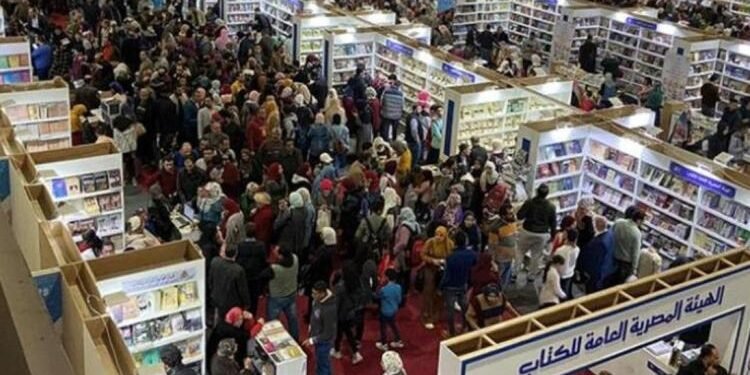 هيئة الكتاب تنفي وجود “كتب تكفيرية” بمعرض القاهرة الدولي: “إشاعات لا أساس لها من الصحة”