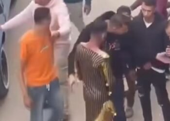 ضبط المتهمين بإجبار شاب على ارتداء “بدلة رقص” والتعدي عليه بالضرب