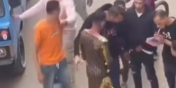 ضبط المتهمين بإجبار شاب على ارتداء “بدلة رقص” والتعدي عليه بالضرب