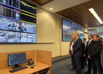 وزير الطيران المدني يتفقد غرفة العمليات بمطار القاهرة لمتابعة الحركة الجوية