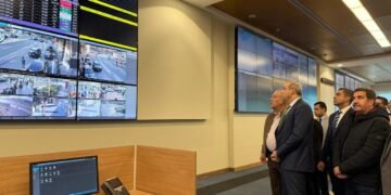 وزير الطيران المدني يتفقد غرفة العمليات بمطار القاهرة لمتابعة الحركة الجوية