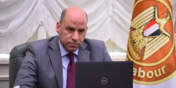 وزير العمل يعلن إجازة رسمية مدفوعة الأجر للعاملين بالقطاعين العام والخاص بمناسبة عيد الفطر