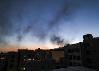 صفارات الإنذار تدوي في الكويت.. والدفاعات الجوية تتصدى لهجمات صاروخية