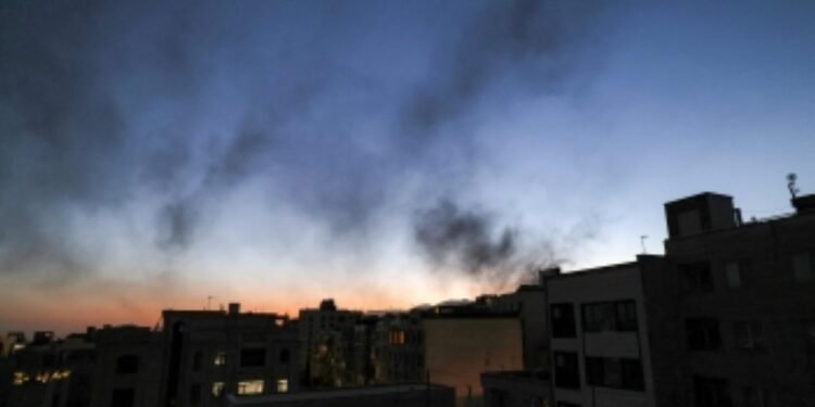 صفارات الإنذار تدوي في الكويت.. والدفاعات الجوية تتصدى لهجمات صاروخية