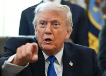 تصعيد خطير.. ترامب يهدد إيران بـ"دمار شامل" قبل انتهاء مهلة فتح مضيق هرمز