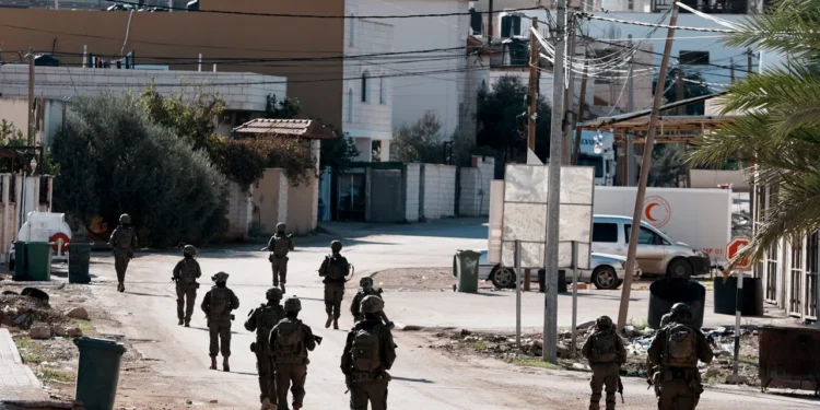 إصابة طفل فلسطيني واعتقالات خلال اقتحام الاحتلال مخيم العروب