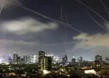 شظايا صاروخ تسقط على منشآت نفطية شمال إسرائيل