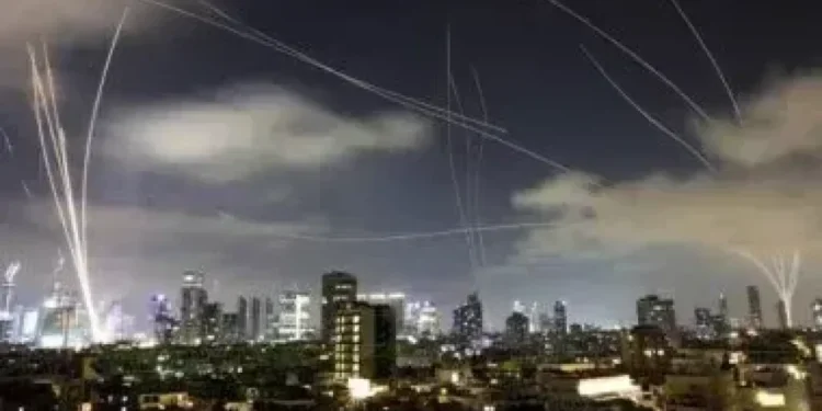 شظايا صاروخ تسقط على منشآت نفطية شمال إسرائيل