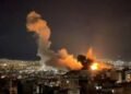 سقوط صاروخ إيراني عنقودي يشعل حريقًا في مبنى جنوب تل أبيب