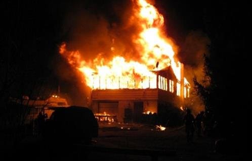 السيطرة على حريق مخزن خردة بحي باغوص في الفيوم دون إصابات