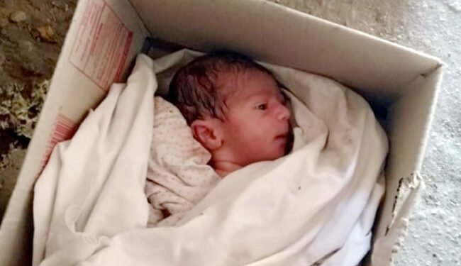 العثور على رضيعة على قيد الحياة داخل صندوق قمامة بطامية في الفيوم