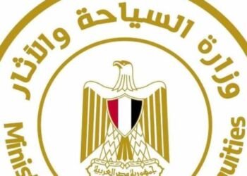 السياحة تحقق في تسلق سائحتين لتابوت بسقارة واستبعاد المتورطين من أماكن عملهم