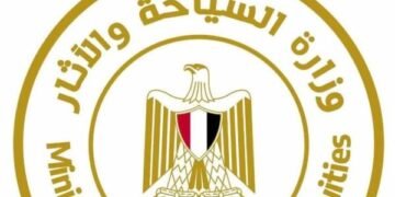 السياحة تحقق في تسلق سائحتين لتابوت بسقارة واستبعاد المتورطين من أماكن عملهم