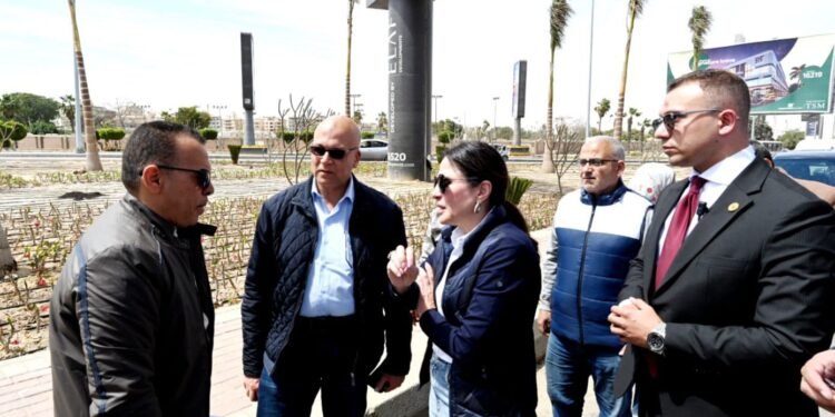 جولة مفاجئة لوزيرة الإسكان بمدينة 6 أكتوبر لمتابعة تطوير المحاور وتحسين الخدمات