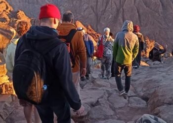 سانت كاترين تستقبل مئات السائحين من جنسيات مختلفة لزيارة جبل موسى والدير