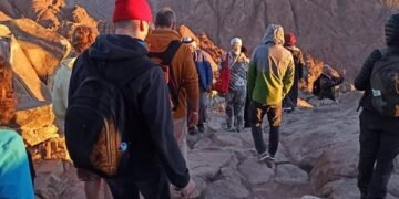 سانت كاترين تستقبل مئات السائحين من جنسيات مختلفة لزيارة جبل موسى والدير