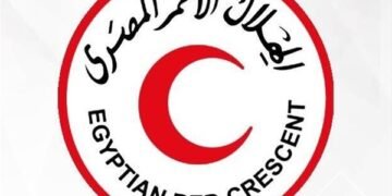 الهلال الأحمر المصري يفعّل خط الطوارئ لمتابعة المصريين بالخارج