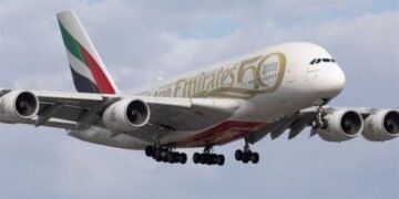 طيران الإمارات تعلق جميع الرحلات الجوية من وإلى دبي