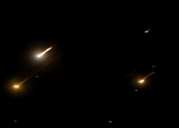 إيران تستهدف قاعدة بحرية أمريكية في السعودية