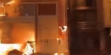 15 سيارة إطفاء تسيطر على حريق معرض مفروشات بالمحلة.. وتحرك عاجل من محافظ الغربية