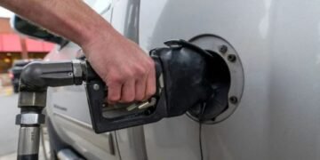 الحكومة تعلن زيادة أسعار البنزين والسولار والبوتاجاز بدءًا من اليوم