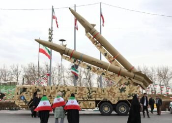 أعلن الجيش الإيراني تدمير 102 طائرة مسيّرة تابعة لما وصفه بـ"الأعداء" منذ بداية الهجوم على البلاد، وذلك وفق ما نقلته قناة القاهرة الإخبارية في نبأ عاجل. وفي السياق ذاته، صرّح رئيس الوزراء الإسرائيلي بنيامين نتنياهو بأن الجيش الإسرائيلي نجح في القضاء على القدرات الصاروخية والنووية لإيران، في إطار العمليات العسكرية الجارية. وتأتي هذه التصريحات في ظل تصاعد التوترات العسكرية بين إيران وإسرائيل، وسط مخاوف دولية من اتساع نطاق المواجهات في المنطقة.