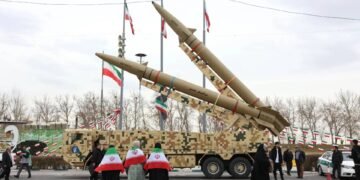 أعلن الجيش الإيراني تدمير 102 طائرة مسيّرة تابعة لما وصفه بـ"الأعداء" منذ بداية الهجوم على البلاد، وذلك وفق ما نقلته قناة القاهرة الإخبارية في نبأ عاجل. وفي السياق ذاته، صرّح رئيس الوزراء الإسرائيلي بنيامين نتنياهو بأن الجيش الإسرائيلي نجح في القضاء على القدرات الصاروخية والنووية لإيران، في إطار العمليات العسكرية الجارية. وتأتي هذه التصريحات في ظل تصاعد التوترات العسكرية بين إيران وإسرائيل، وسط مخاوف دولية من اتساع نطاق المواجهات في المنطقة.