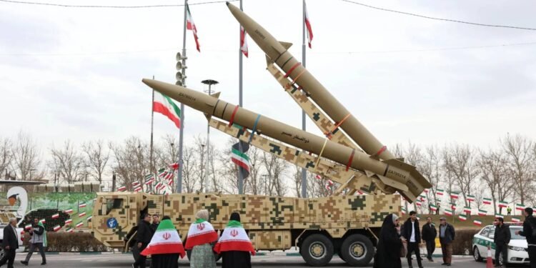 أعلن الجيش الإيراني تدمير 102 طائرة مسيّرة تابعة لما وصفه بـ"الأعداء" منذ بداية الهجوم على البلاد، وذلك وفق ما نقلته قناة القاهرة الإخبارية في نبأ عاجل. وفي السياق ذاته، صرّح رئيس الوزراء الإسرائيلي بنيامين نتنياهو بأن الجيش الإسرائيلي نجح في القضاء على القدرات الصاروخية والنووية لإيران، في إطار العمليات العسكرية الجارية. وتأتي هذه التصريحات في ظل تصاعد التوترات العسكرية بين إيران وإسرائيل، وسط مخاوف دولية من اتساع نطاق المواجهات في المنطقة.