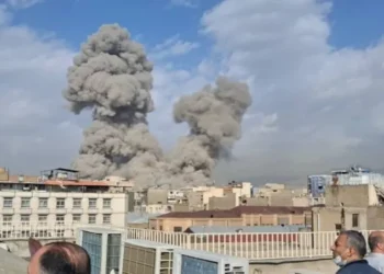 انفجارات وصفارات إنذار في تل أبيب