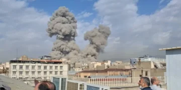 انفجارات وصفارات إنذار في تل أبيب