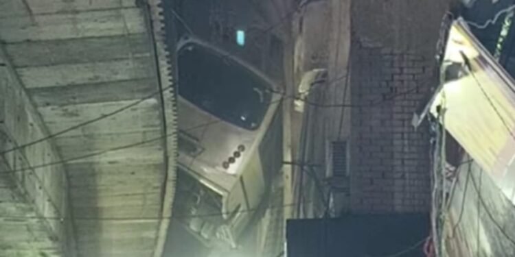 إصابة 5 أشخاص في انقلاب أتوبيس بطريق الدائري بمنطقة أحمد عرابي