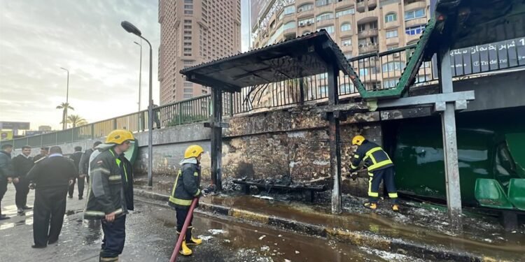 حريق بمقاعد انتظار موقف أتوبيسات عبد المنعم رياض.. والحماية المدنية تسيطر