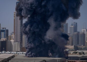 الإمارات تعلن السيطرة على حريق بمبنى في دبي بعد سقوط مسيّرة