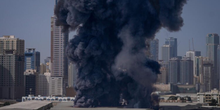 الإمارات تعلن السيطرة على حريق بمبنى في دبي بعد سقوط مسيّرة