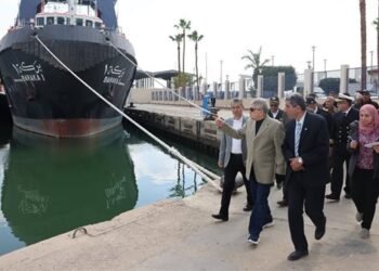 رئيس قناة السويس يوجه برفع درجة الجاهزية بمختلف المواقع والوحدات البحرية بالمجرى الملاحي